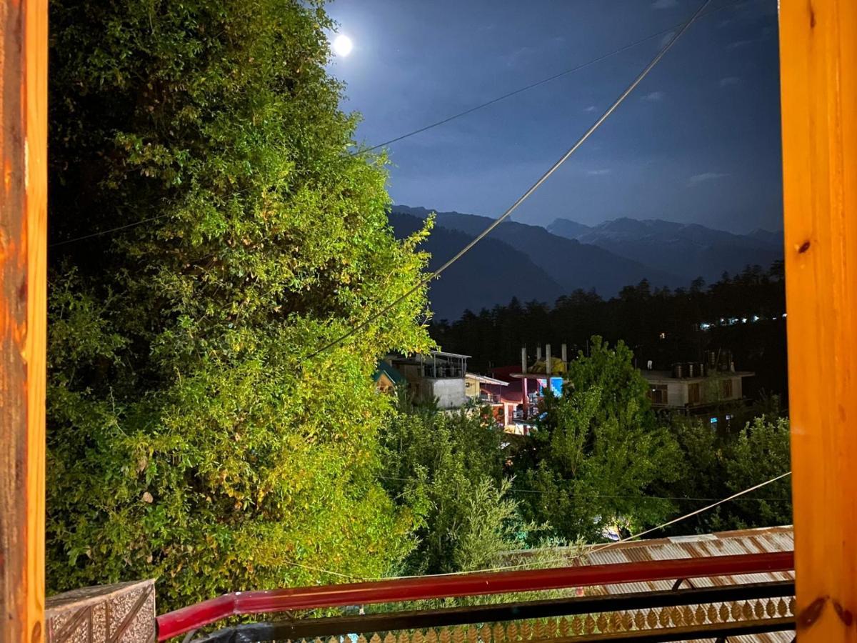 Attic Monkey Cafe & Rooms Manali  Exterior photo