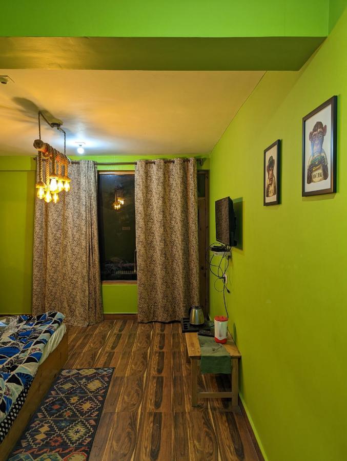 Attic Monkey Cafe & Rooms Manali  Exterior photo