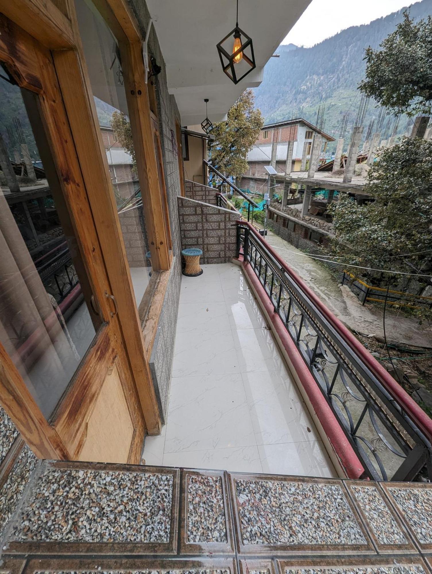 Attic Monkey Cafe & Rooms Manali  Exterior photo