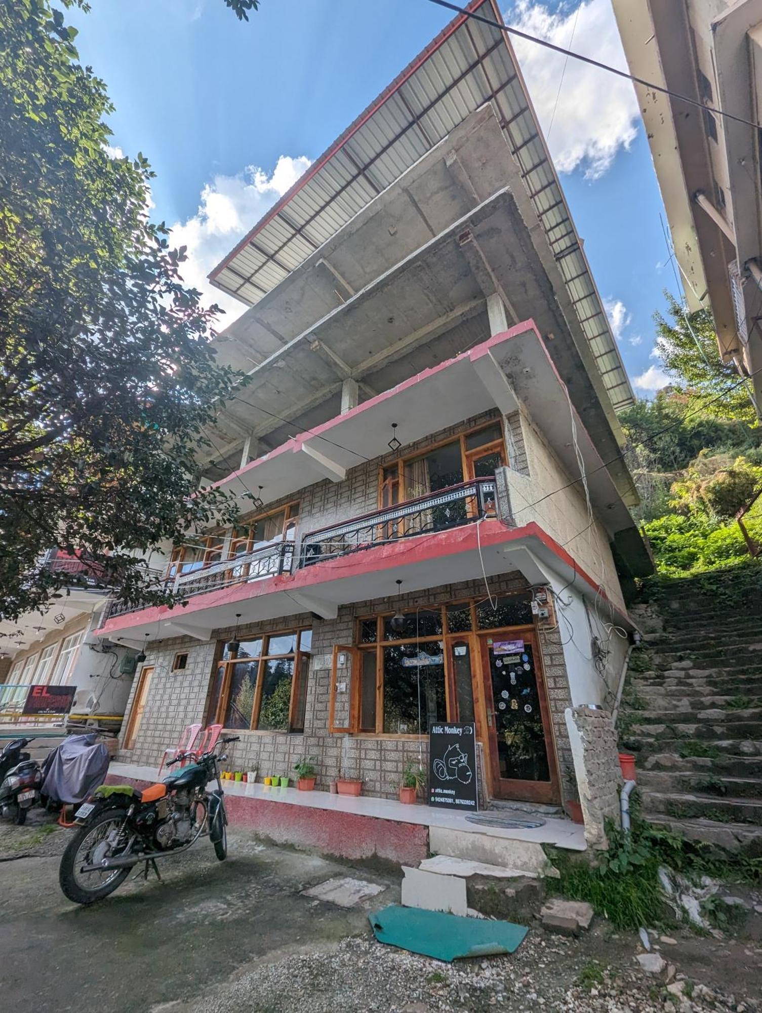 Attic Monkey Cafe & Rooms Manali  Exterior photo